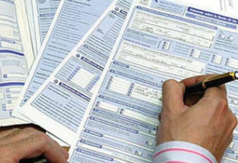 hombre rellenando un formulario para la declaración de la renta