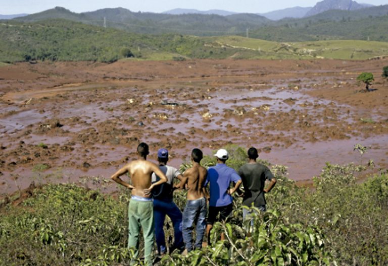 personas miran los efectos de la crisis medioambiental en una zona de Brasil