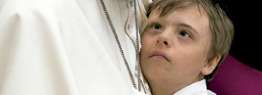papa Francisco con un niño con discapacidad durante el Jubileo de los enfermos y personas con discapacidad 10 junio 2016