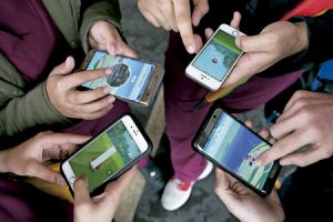 grupo de personas jugando a Pokémon Go en sus teléfonos móviles