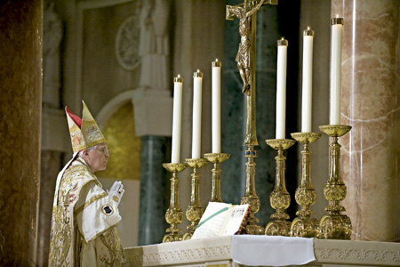 obispo celebra misa de espaldas según el rito litúrgico extraordinario en Estados Unidos