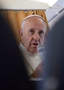 papa Francisco en el avión que le lleva de Roma a Cracovia Polonia JMJ 2016 26 julio