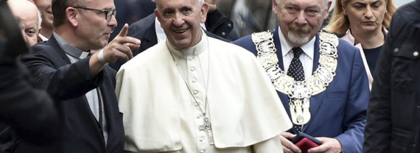 papa Francisco pasea por Cracovia después de recibir las llaves de la ciudad jueves 28 julio 2016