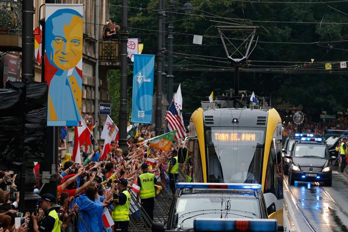papa Francisco viaja en tranvía por Cracovia camino a ceremonia de acogida de los jóvenes Parque Jordan de Blonia JMJ Cracovia 2016 28 julio 2016