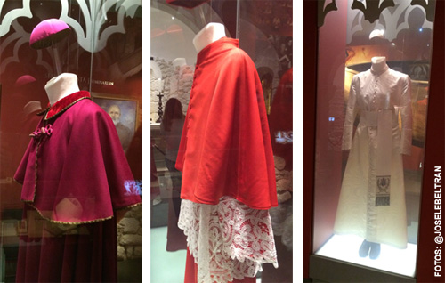 varias sotanas de san Juan Pablo II en el museo en su casa natal en Wadowice