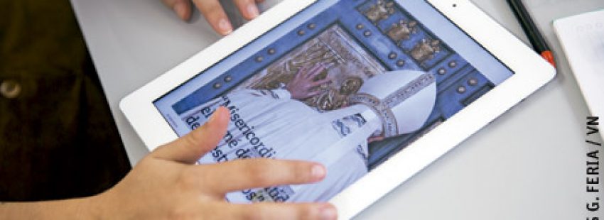 tableta iPad con la app de Revista Vida Nueva descargada