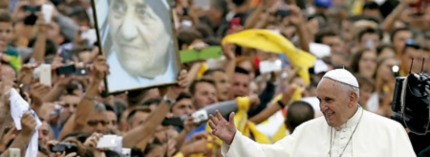 papa Francisco durante su viaje a Albania mientras la gente sostiene un cartel con la imagen de Teresa de Calcuta 21 septiembre 2014