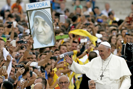 papa Francisco durante su viaje a Albania mientras la gente sostiene un cartel con la imagen de Teresa de Calcuta 21 septiembre 2014
