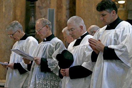 sacerdotes asisten a una misa celebrada por el rito extraordinario