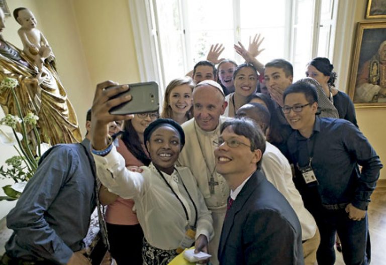 papa Francisco se hace un selfie con jóvenes con los que almorzó en la JMJ Cracovia 2016 30 julio 2016