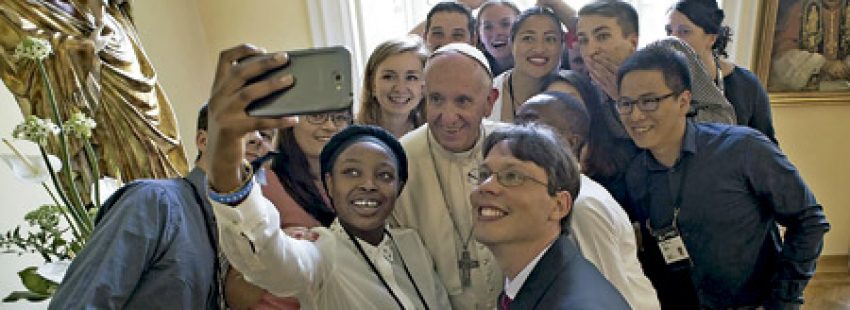 papa Francisco se hace un selfie con jóvenes con los que almorzó en la JMJ Cracovia 2016 30 julio 2016
