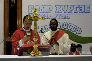 Enkh Baatar, primer sacerdote nativo en la historia de Mongolia ordenado en agosto 2016