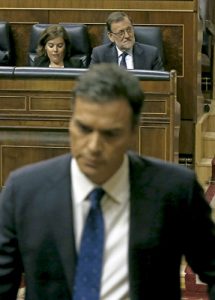 Pedro Sánchez y Mariano Rajoy (al fondo), durante la fallida sesión de investidura del pasado 2 de septiembre