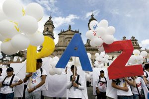 grupo de personas forman la palabra Paz frente a la catedral de Bogotá firma de acuerdos de paz Gobierno FARC Colombia 26 septiembre 2016