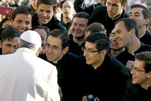 papa Francisco con un grupo de seminaristas de los Legionarios de Cristo durante una audiencia general