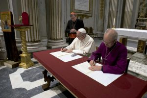 papa Francisco y Justin Welby, primado de la Iglesia anglicana, firman declaración conjunta Vaticano 5 octubre 2016