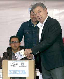 Juan Manuel Santos, presidente de Colombia, vota SI a favor del acuerdo Gobierno-FARC en el plebiscito 2 octubre 2016