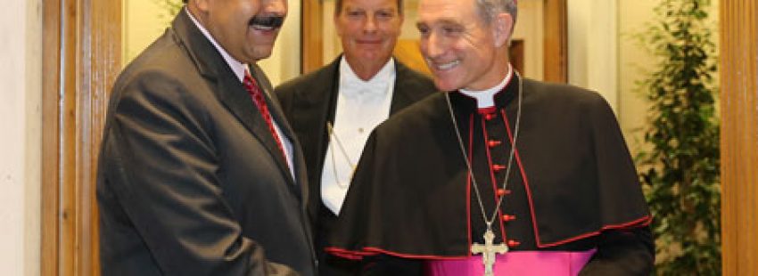 Nicolás Maduro, presidente de Venezuela, y Georg Ganswein, prefecto de la Casa Ponticia al llegar a audiencia privada con papa Francisco en el Vaticano 24 octubre 2016