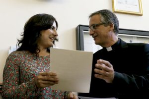 Dario Viganò, sacerdote italiano prefecto de la Secretaría para la Comunicación, con Paloma García Ovejero, subdirectora de la Sala de Prensa