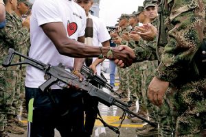 guerrilleros miembros del Ejército de Liberación Nacional en Colombia entrega las armas