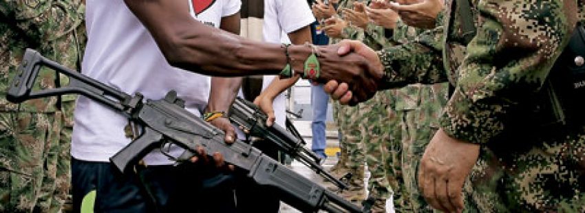 guerrilleros miembros del Ejército de Liberación Nacional en Colombia entrega las armas