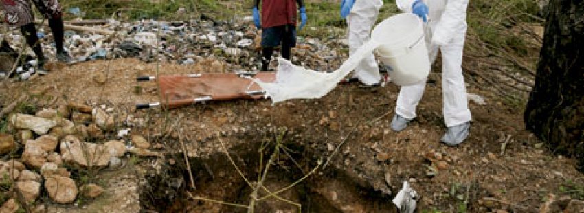 grupo de personas entierran a víctimas mortales del huracán Matthew en Haití octubre 2016