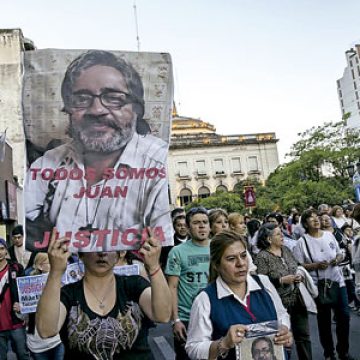 argentinos salen a la calle para pedir justicia tras la muerte del sacerdote Juan Viroche octubre 2016