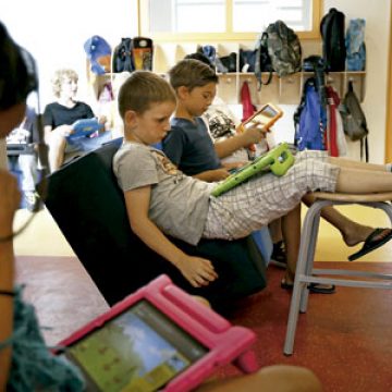 niños alumnos en la escuela en el aula digital con tabletas