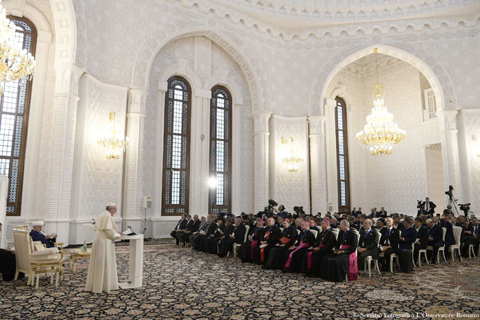 papa Francisco viaje visita Azerbaiyán con el jeque de los musulmanes del Cáucaso, Allahshukur Pashazade, en el encuentro interreligioso en Bakú 2 octubre 2016