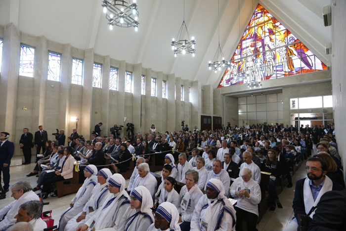 papa Francisco viaje visita Azerbaiyán durante la misa en la iglesia de la Inmaculada del Centro salesiano de Bakú 2 octubre 2016