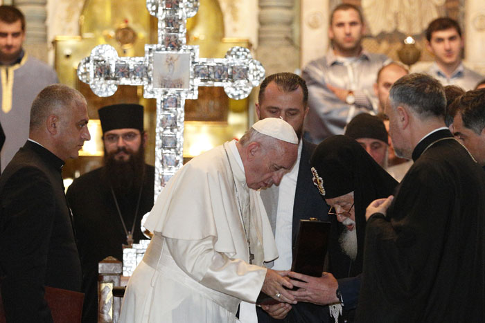 papa Francisco viaje visita Georgia encuentro con Ilia II, catholicós y patriarca de toda Georgia en la catedral patriarcal de Svetitsjoveli