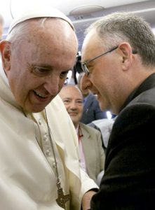papa Francisco hablando con Antonio Spadaro, SJ, director de La Civiltà Cattolica