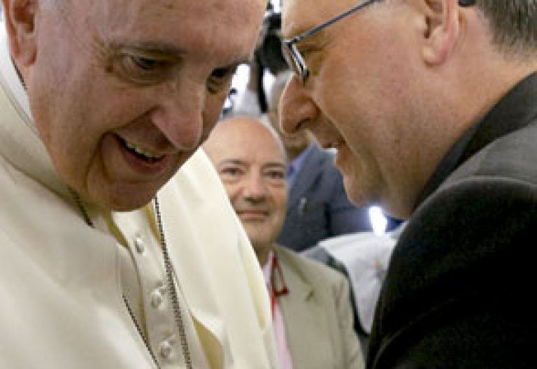 papa Francisco hablando con Antonio Spadaro, SJ, director de La Civiltà Cattolica