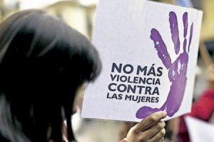 protesta de una mujer contra la violencia machista contra mujeres