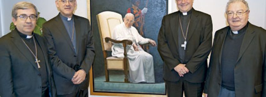 cuatro obispos novatos en la Conferencia Episcopal al lado del retrato del papa Francisco noviembre 2016