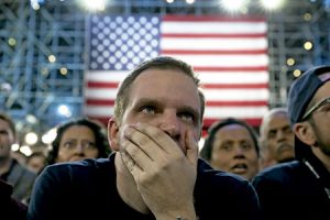 estadounidense en la noche electoral preocupado por la victoria de Donald Trump