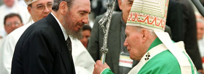 Fidel Castro asiste a la misa oficiada por Juan Pablo II en la Plaza de la Revolución de La Habana Cuba 25 enero 1998
