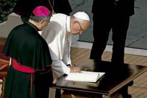 papa Francisco firma la carta apostólica Misericordia et misera que cierra el Jubileo Año Santo Extraordinario de la Misericordia 20 noviembre 2016