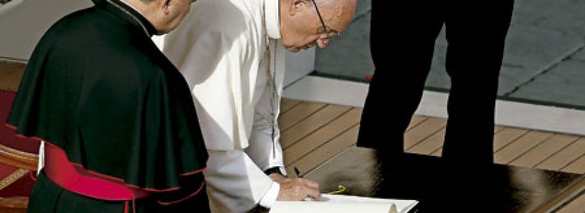 papa Francisco firma la carta apostólica Misericordia et misera que cierra el Jubileo Año Santo Extraordinario de la Misericordia 20 noviembre 2016