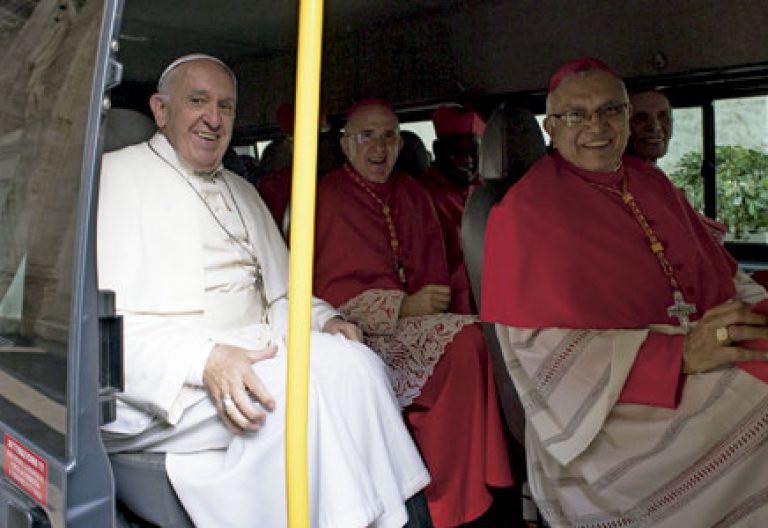 papa Francisco con cardenales Carlos Osoro y Baltazar Porras en furgoneta después de la misa del consistorio para visitar a Benedicto XVI 19 noviembre 2016
