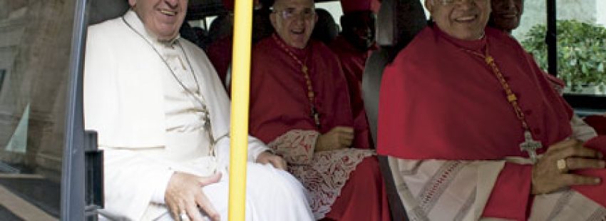 papa Francisco con cardenales Carlos Osoro y Baltazar Porras en furgoneta después de la misa del consistorio para visitar a Benedicto XVI 19 noviembre 2016