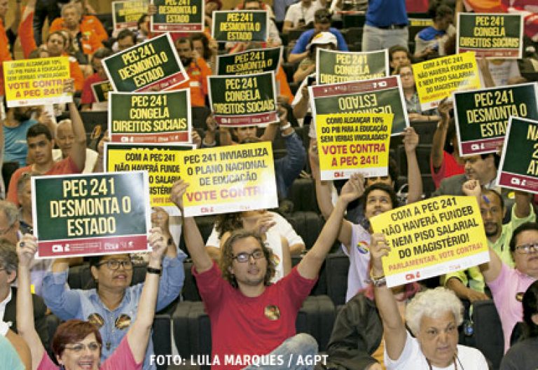 manifestación en Brasil frente al Parlamento contra la medida del Gobierno Propuesta de Enmienda Constitucional para equilibrar el gasto público
