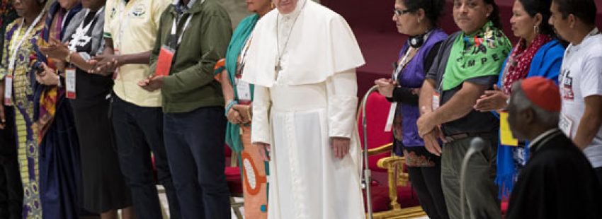 papa Francisco con participantes en el III Encuentro Mundial de Movimientos Populares Vaticano 5 noviembre 2016