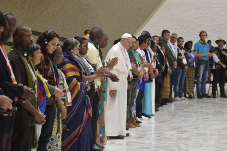 papa Francisco con participantes en el III Encuentro Mundial de Movimientos Populares Vaticano 5 noviembre 2016