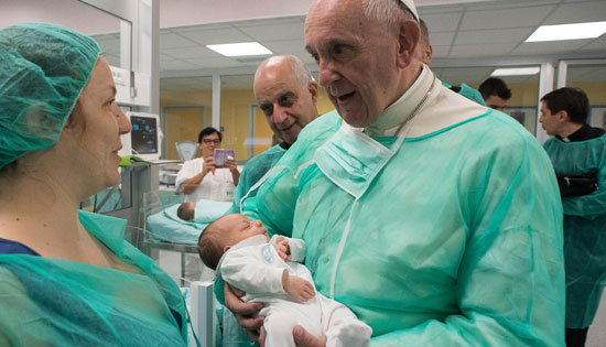 papa Francisco visita Hospital San Giovanni Roma con bebés enfermos viernes de la misericordia Jubileo 16 septiembre 2016