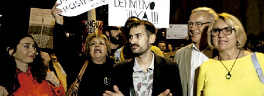 un grupo de gente protesta pidiendo el cierre del CIE de Valencia