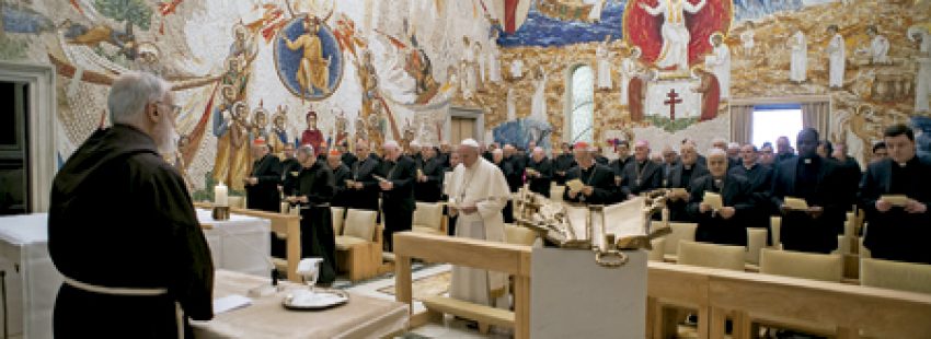 papa Francisco con la Curia en los ejercicios espirituales de Adviento 2016 dirigidos por el P. Raniero Cantalamessa