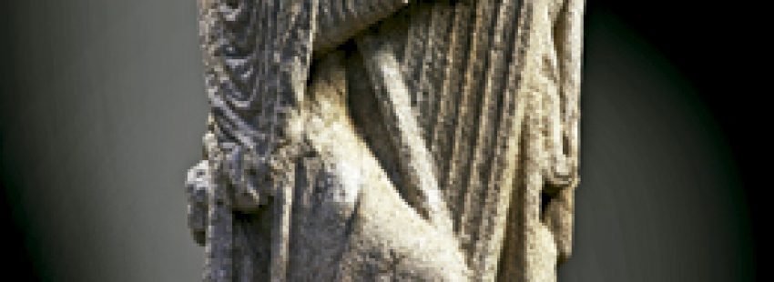 escultura del Pórtico de la Gloria de la catedral de Santiago de Compostela del Maestro Mateo en una muestra en el Museo del Prado finales 2016