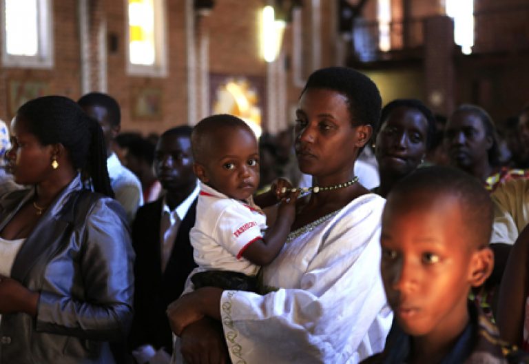 fieles en Ruanda en una misa en conmemoración de las víctimas del genocidio de Ruanda en 1994, foto de abril de 2014