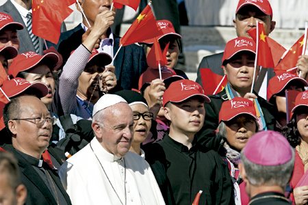 papa Francisco con peregrinos chinos en el Vaticano en una audiencia en octubre 2016